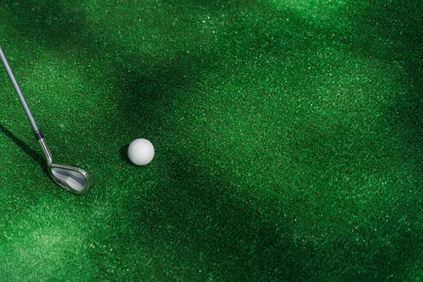 Golfe Jogo Desportivo Com Niblick Bola Branca Grama Verde Jogar — Fotografia de Stock