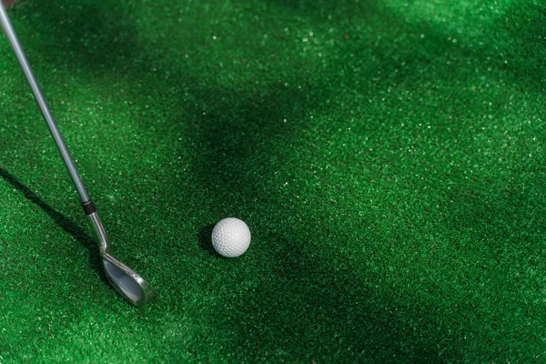 Нимба Белый Мяч Гольфа Зеленой Траве Пустая Правая Сторона Текста — стоковое фото
