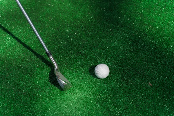 Golf Sportovní Hra Niblick Bílý Míč Zelené Trávě Hraju Minigolf — Stock fotografie