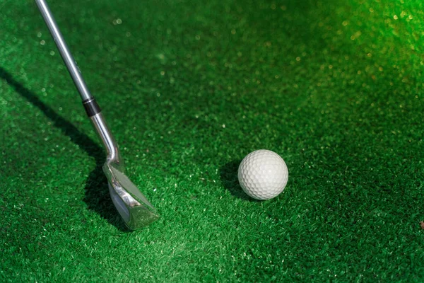 Close Jogo Golfe Esporte Com Niblick Bola Branca Grama Verde — Fotografia de Stock