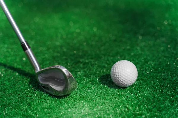 Giocare Mini Golf Sull Erba Verde Con Niblick Giocatore Colpisce — Foto Stock