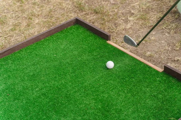 Gioco Golf Sport Con Niblick Palla Bianca Sull Erba Verde — Foto Stock