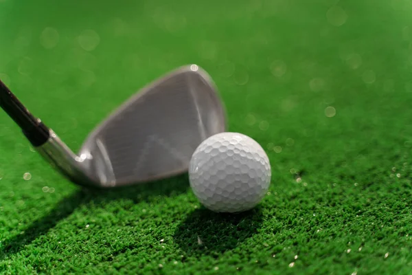 Close Niblick Bola Branca Para Golfe Grama Verde Lado Direito — Fotografia de Stock