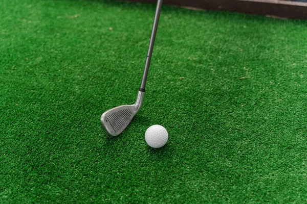 Niblick Kullanarak Yeşil Çimlerde Mini Golf Oynamak Oyuncu Beyaz Topa — Stok fotoğraf