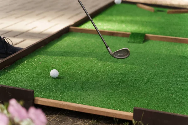 Jogando Mini Golfe Grama Verde Usando Niblick Jogador Bate Bola — Fotografia de Stock