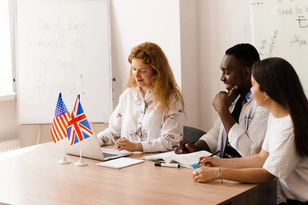 Online Multietnisk Attraktiv Grupp Lärare Studerar Och Laught Diskutera Något — Stockfoto