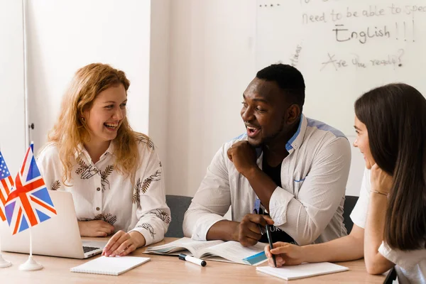 Online Multietnisk Attraktiv Grupp Lärare Studerar Och Laught Diskutera Något — Stockfoto