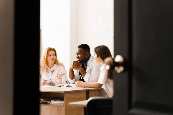 Grupo Atrativo Multiétnico Linha Dos Professores Estudam Riem Discutem Algo — Fotografia de Stock