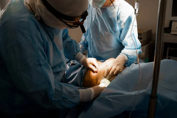 Brustvergrößerung Plastische Operation Und Korrektur Der Klinik Chirurg Berührt Und — Stockfoto