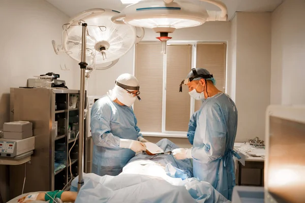 外科医生打开盒子 植入硅胶 在诊所进行隆胸 整形手术和矫正 外科医生将硅胶植入妇女胸腔 — 图库照片