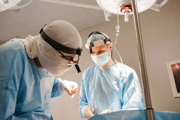 Mellnagyobbítás Plasztikai Műtét Korrekció Orvosi Klinikán Sebész Szilikon Implantátumot Ültet — Stock Fotó