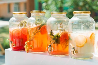 Meyveli 4 limonata makinesi: greyfurt, portakal, limon. Renkli limonatalı içki bölgesi. Alkolsüz sağlıklı içecekler.