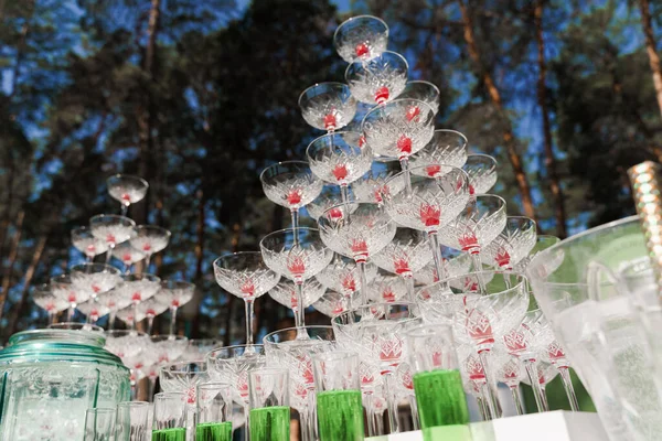 Shotglazen Met Groene Siroop Buurt Van Grote Piramide Van Glazen — Stockfoto