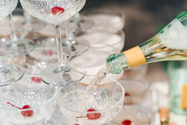 Ober Giet Champagne Kristallen Glazen Van Dichtbij Sprankelende Wijn Gieten — Stockfoto