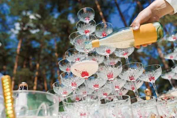 Ober Giet Champagne Kristallen Glazen Van Dichtbij Sprankelende Wijn Gieten — Stockfoto