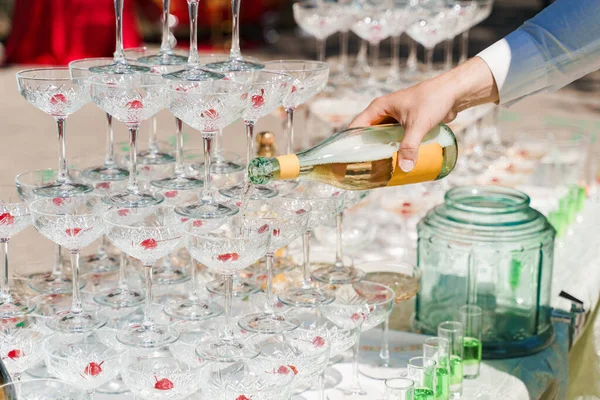 Garson Kristal Bardaklara Şampanya Doldurur Yaz Günü Şarap Kadehinin Içine — Stok fotoğraf