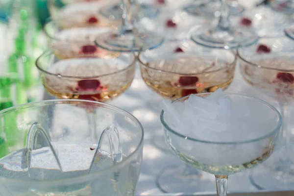 Droge Ijsblokjes Glazen Beker Dichtbij Een Piramide Van Champagne Droge — Stockfoto