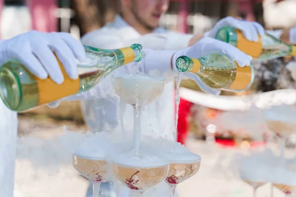 Ober Giet Champagne Uit Flessen Kristallen Glazen Met Droog Ijs — Stockfoto