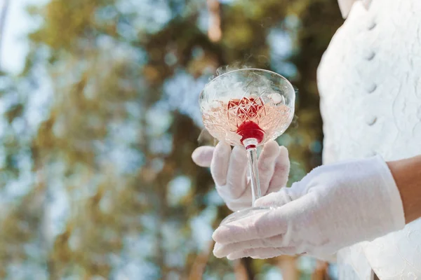 Beyaz Eldivenli Garson Şarap Bardağına Şampanya Kırmızı Kiraz Beyaz Buz — Stok fotoğraf