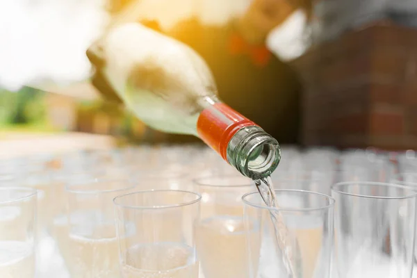 Giet Mousserende Wijn Glas Van Dichtbij Met Zonlicht Ober Giet — Stockfoto