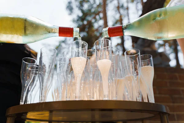 Garson Tek Kullanımlık Plastik Şarap Bardağına Şampanya Dolduruyor Ormandaki Hoş — Stok fotoğraf