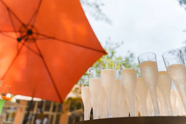 Molti Bicchieri Vino Con Champagne Vicino Sul Tavolo Bianco Ristorazione — Foto Stock