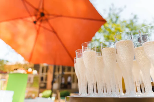 Şampanyalı Bir Sürü Şarap Kadehi Beyaz Masaya Yaklaşın Adamları Düğün — Stok fotoğraf