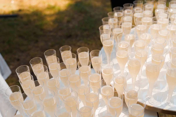 Beyaz Masada Bir Sürü Şarap Kadehi Var Adamları Düğün Törenleri — Stok fotoğraf