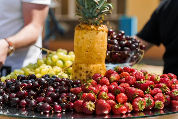 Fragola Ciliegia Uva Ananas Sulla Tavola Catering Compagnia Alimenti Antipasto — Foto Stock