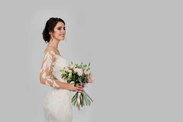 Pengantin Dalam Gaun Pengantin Putih Dengan Karangan Bunga Studio Dengan — Stok Foto