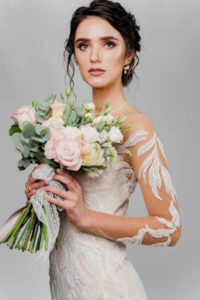 Noiva Com Buquê Casamento Olha Câmera Retrato Vertical Menina Atraente — Fotografia de Stock