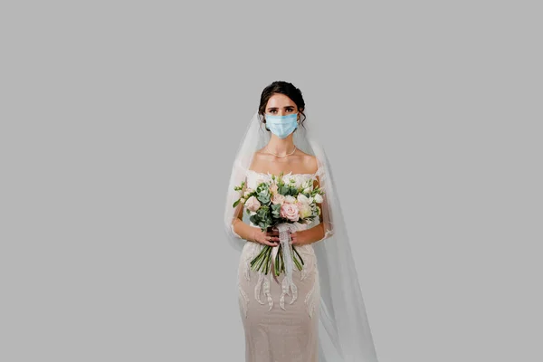 Pengantin Dalam Masker Medis Dan Buket Pernikahan Pada Periode Karantina — Stok Foto