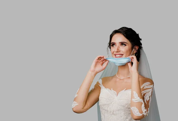 Pengantin Dalam Masker Medis Dan Buket Pernikahan Pada Periode Karantina — Stok Foto