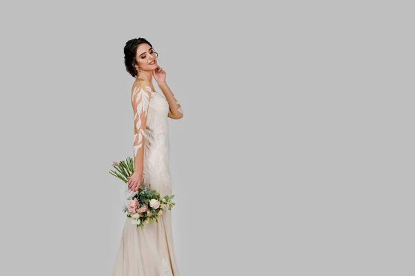 Невеста Белом Свадебном Платье Букетом Студии Белом Пустом Фоне Справа — стоковое фото