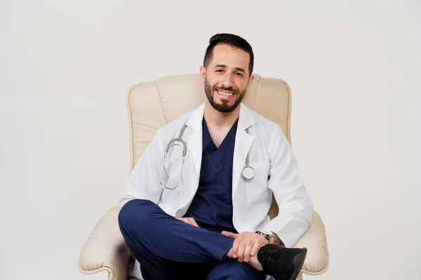Médico Cirurgião Árabe Roupão Médico Com Assentos Fonendoscópio Sorriso Poltrona — Fotografia de Stock