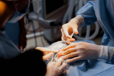 Tıbbi klinikte yüz bölgesinin değiştirilmesi için Blepharoplasty estetik ameliyatı. İki doktor kadınlar için estetik ameliyat yapıyor. Cerrah cerrahi bıçakla bir kesik atar.