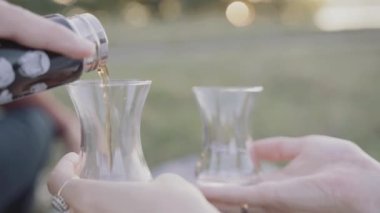 Armudu. Ulusal Türk çay fincanları. Kişisel tecrit kurallarına göre doğada romantik bir akşam yemeği.