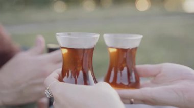 Armudu. Ulusal Türk çay fincanları. Kişisel tecrit kurallarına göre doğada romantik bir akşam yemeği.