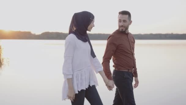 Muslimsk Kærlighedshistorie Video Blandet Par Smil Går Nærheden Søen Kvinden – Stock-video