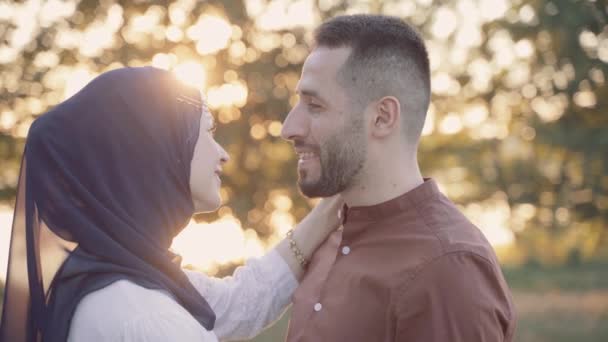 Muzułmańska Historia Miłosna Zbliżenie Wideo Mieszana Para Obejmuje Pieści Patrzy — Wideo stockowe