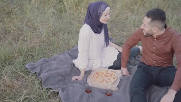 Muslimisches Paar Trinkt Pizza Und Hat Spaß Liebesgeschichte Eines Gemischten — Stockvideo