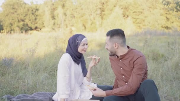 Een Vrouw Hijab Ruikt Pizza Moslim Echtpaar Drinkt Pizza Hebben — Stockvideo