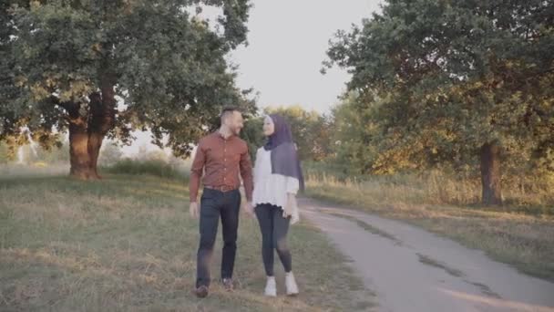 Muslimský Milostný Příběh Video Smíšený Pár Usměje Jde Blízko Velkého — Stock video