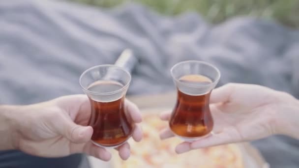 Armudu Narodowe Tureckie Filiżanki Herbaty Rękach Romantyczna Kolacja Naturze Według — Wideo stockowe
