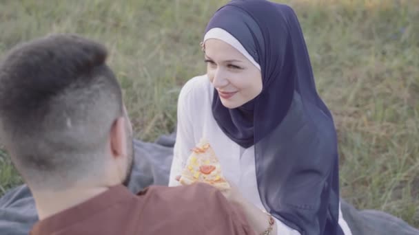 Muslimske Par Drikker Pizza Har Det Sjovt Kærlighedshistorie Blandet Par – Stock-video