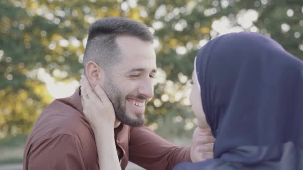 Посмішка Змішаної Пари Араб Українець Нахабний Бородатий Чоловік Усміхається Своїй — стокове відео