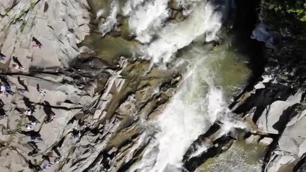 Vattenfall resor 4k video utsikt från drönare på berget floden. Reser i karantän. Naturlandskap. — Stockvideo