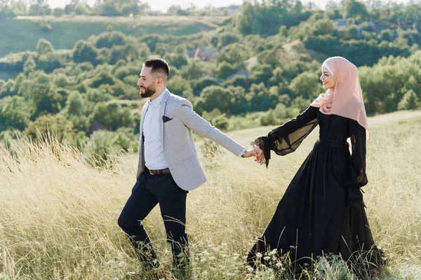 Muslim Love Story Mixed Couple Man Woman Smiles Walks Green — Stock Photo, Image