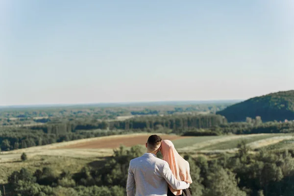 Muslimische Liebesgeschichte Gemischtes Paar Lächelt Und Umarmt Sich Auf Den — Stockfoto