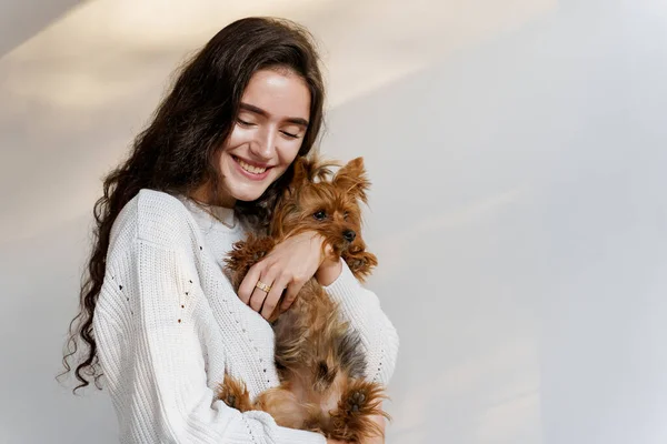 Junge Attraktive Frau Mit Hund Yorkshire Terrier Lächelt Nahaufnahme Foto — Stockfoto